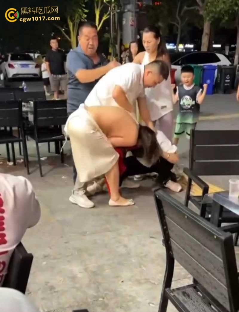 原配小三当街互殴名场面,激烈扭打互相撕扯,衣服扒光露出雪白肉体,彪悍战斗力引得路人围观 !