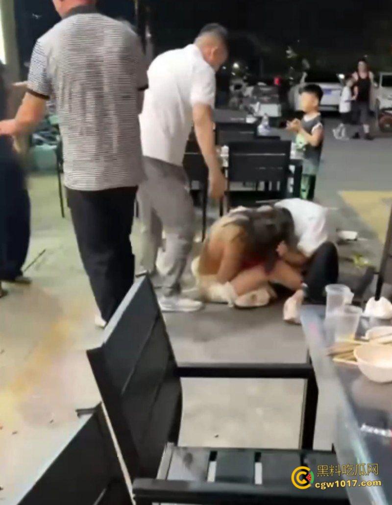 原配小三当街互殴名场面,激烈扭打互相撕扯,衣服扒光露出雪白肉体,彪悍战斗力引得路人围观 !