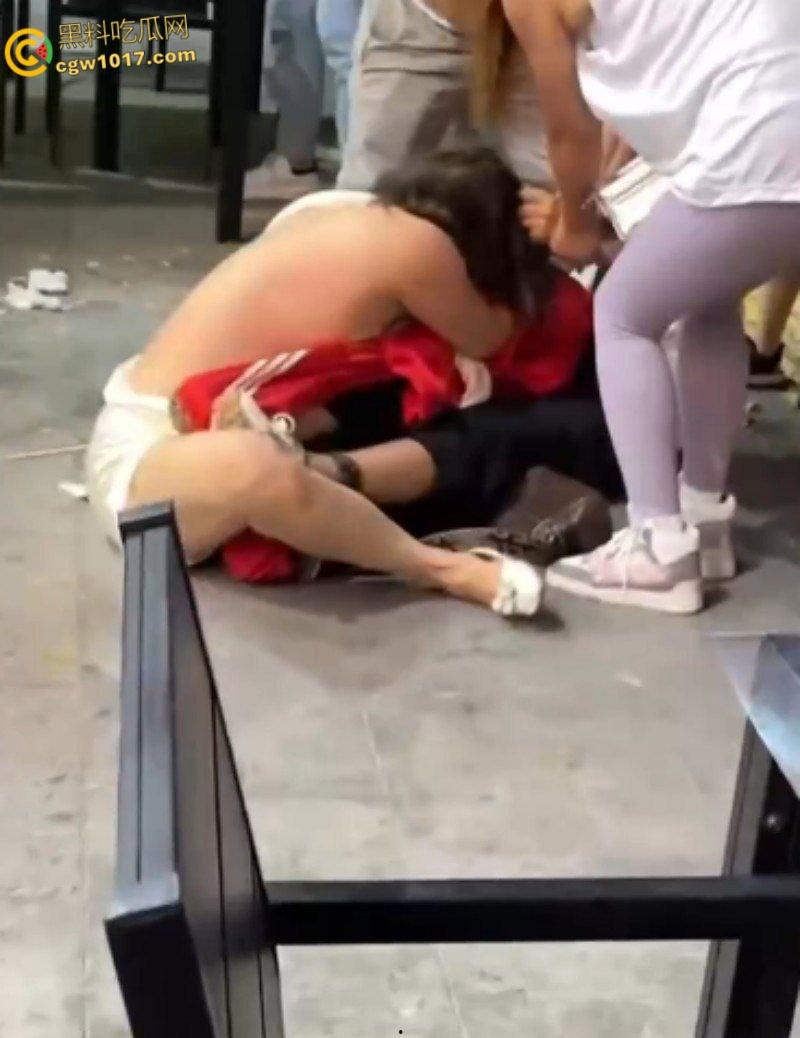 原配小三当街互殴名场面,激烈扭打互相撕扯,衣服扒光露出雪白肉体,彪悍战斗力引得路人围观 !