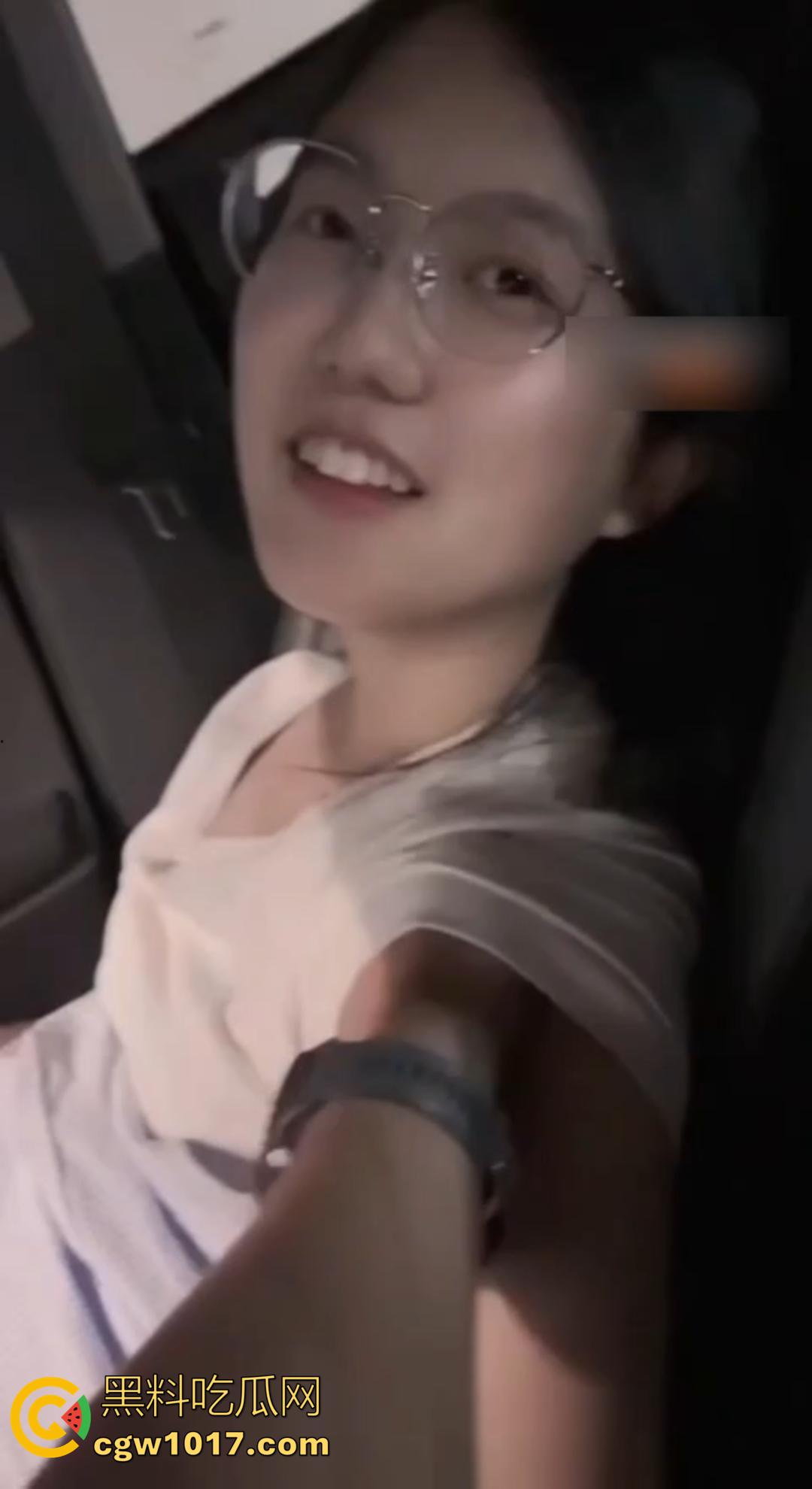 骚货女友在地下停车场坐在副驾驶上直接掰穴发情!撩裙勾魂,男主当场硬到差点停车猛干!