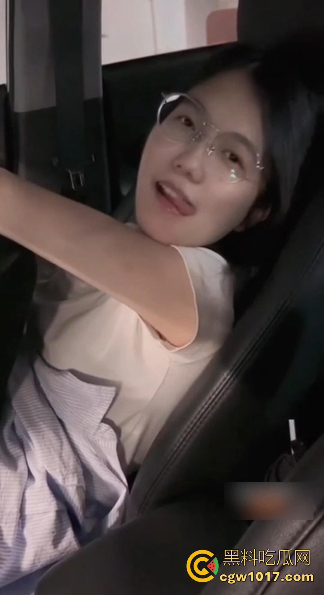 骚货女友在地下停车场坐在副驾驶上直接掰穴发情!撩裙勾魂,男主当场硬到差点停车猛干!