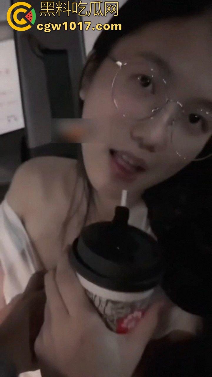 骚货女友在地下停车场坐在副驾驶上直接掰穴发情!撩裙勾魂,男主当场硬到差点停车猛干!