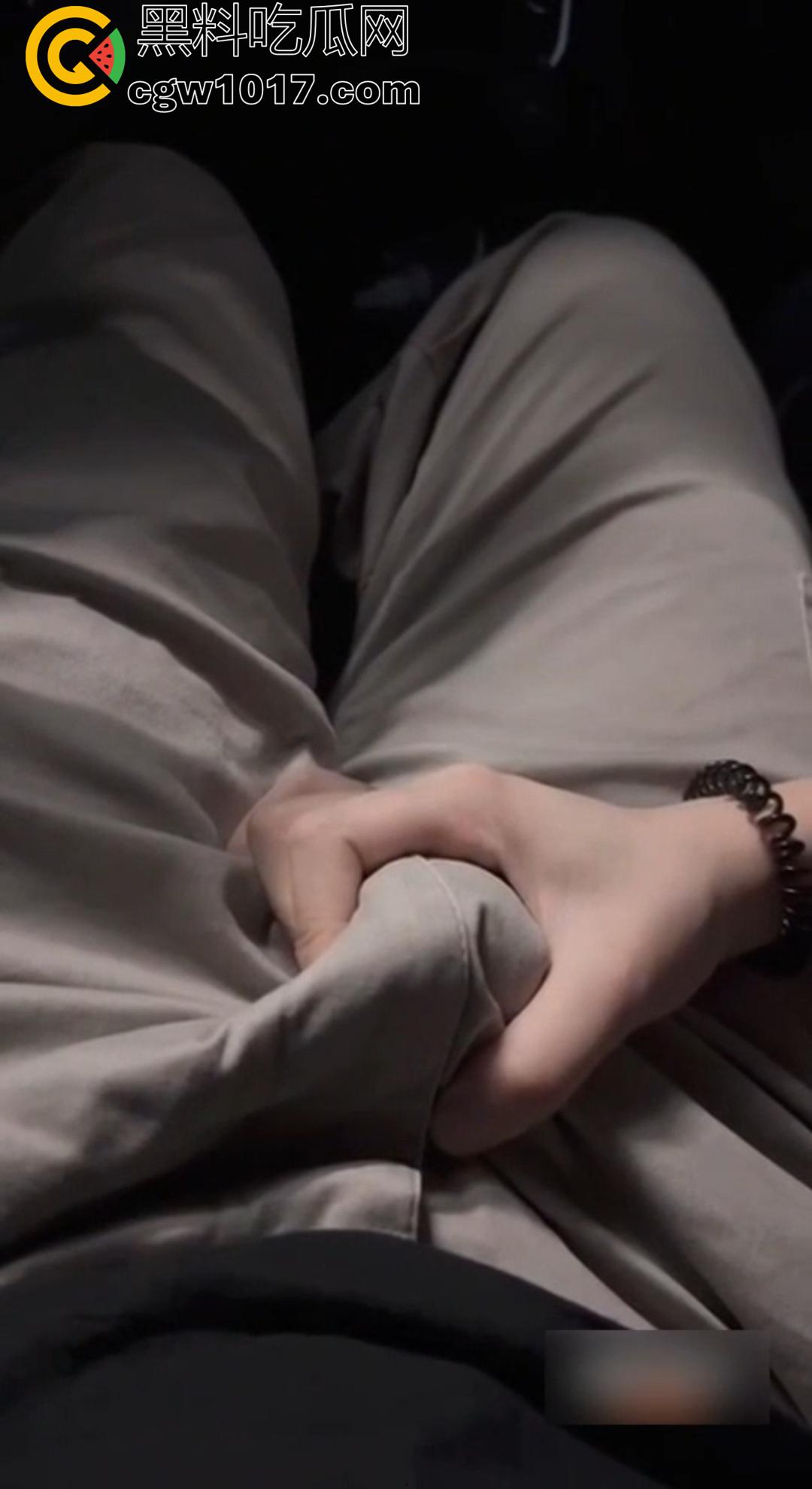 骚货女友在地下停车场坐在副驾驶上直接掰穴发情!撩裙勾魂,男主当场硬到差点停车猛干!