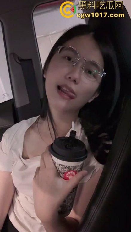 骚货女友在地下停车场坐在副驾驶上直接掰穴发情!撩裙勾魂,男主当场硬到差点停车猛干!