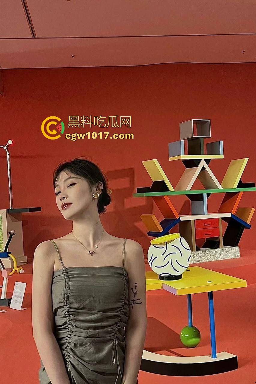 中国美术学院博士【叶露盈】不好好搞学术跑去跪舔院长鸡巴,口交时头发蹭卵蛋,院长爽完甩脸:你以为这样就能毕业?