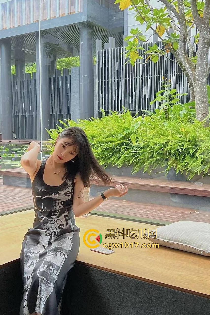 中国美术学院博士【叶露盈】不好好搞学术跑去跪舔院长鸡巴,口交时头发蹭卵蛋,院长爽完甩脸:你以为这样就能毕业?