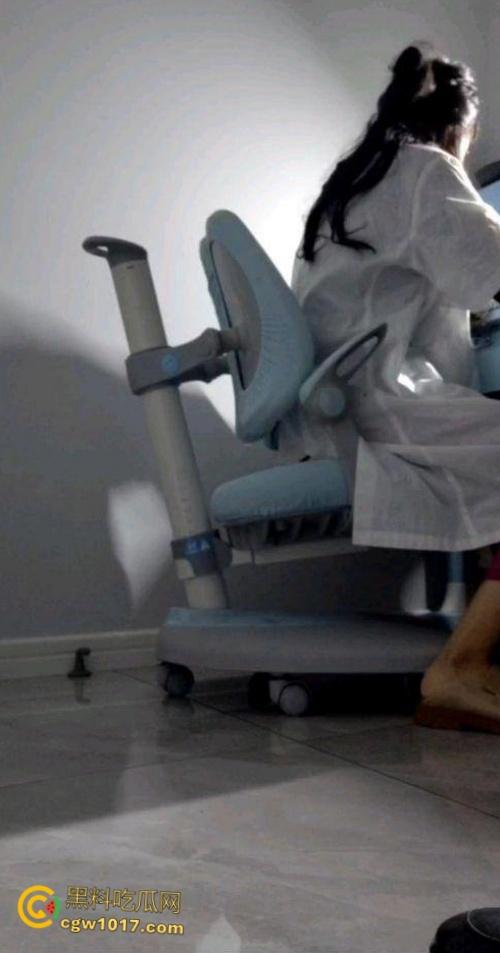 上班上累了去康复科找张姐,把她裤子脱了疯狂后入,小骚货小穴又紧又粉,要不是把我轰出去了,我肯定会肏她第二次 !