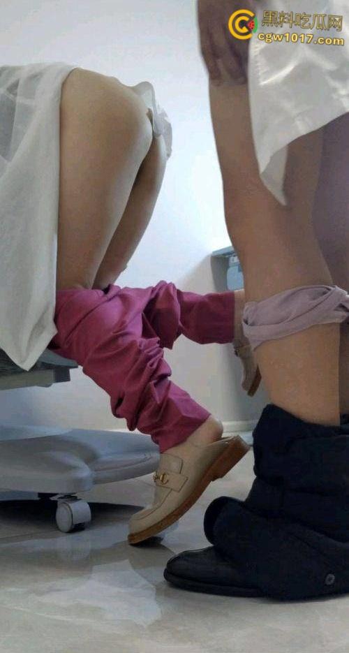 上班上累了去康复科找张姐,把她裤子脱了疯狂后入,小骚货小穴又紧又粉,要不是把我轰出去了,我肯定会肏她第二次 !