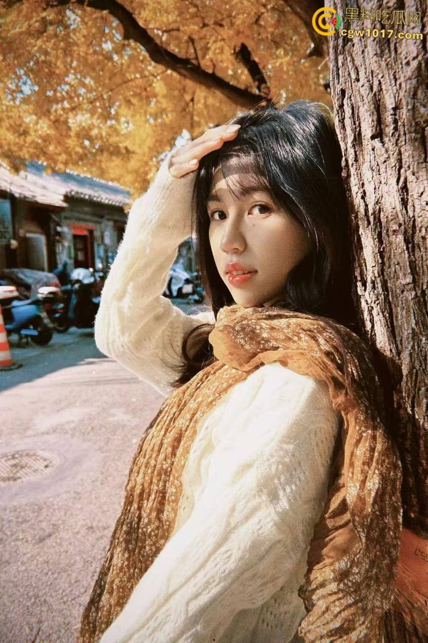 姐姐小产过后性欲望更大了,玩着手机就来脱我裤子,边自慰边给我口交,主动骑乘把我大屌夹的紧紧的,全射在小穴里 !