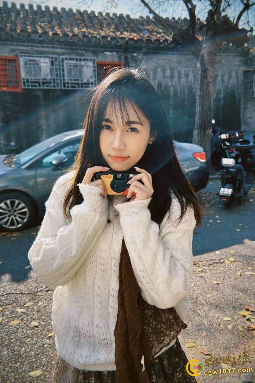 姐姐小产过后性欲望更大了,玩着手机就来脱我裤子,边自慰边给我口交,主动骑乘把我大屌夹的紧紧的,全射在小穴里 !