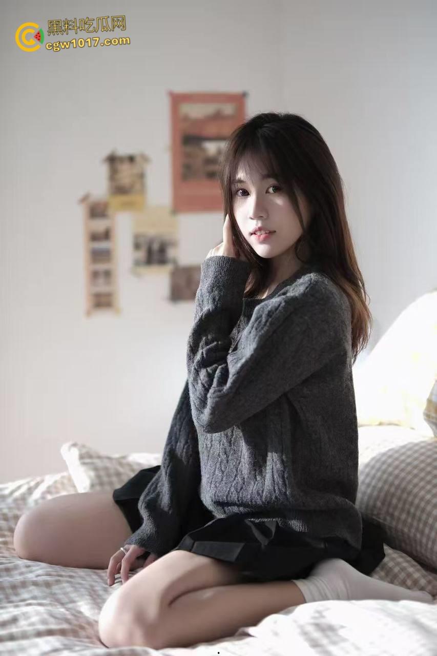 姐姐小产过后性欲望更大了,玩着手机就来脱我裤子,边自慰边给我口交,主动骑乘把我大屌夹的紧紧的,全射在小穴里 !