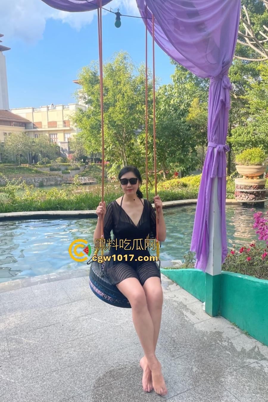 海角大神打游戏输了找老妈泻火,隔壁老爸还在睡觉,这边儿子干得母亲淫叫,老妈B毛太少儿子内射加点激素!