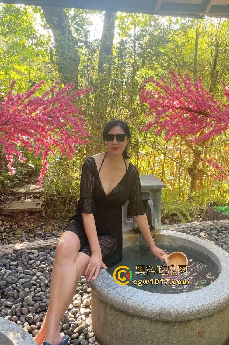 海角大神打游戏输了找老妈泻火,隔壁老爸还在睡觉,这边儿子干得母亲淫叫,老妈B毛太少儿子内射加点激素!