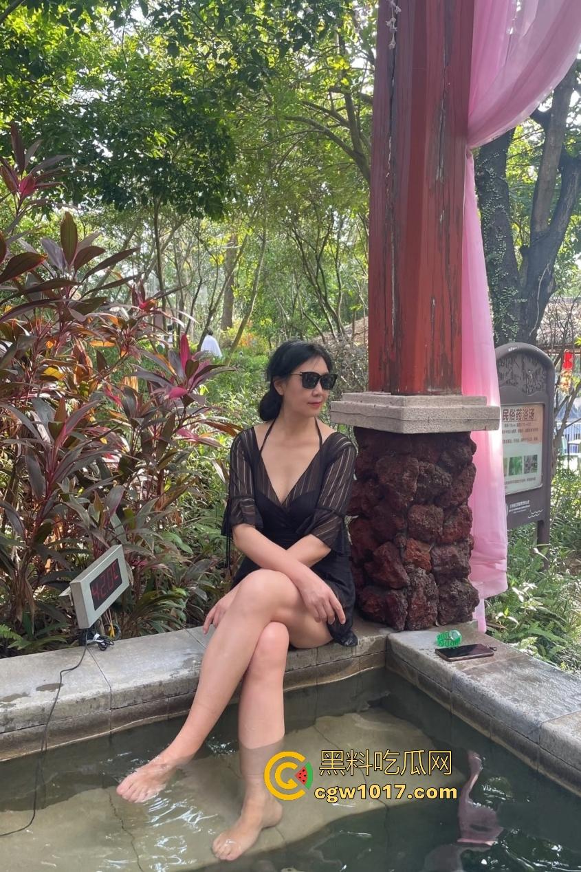 海角大神打游戏输了找老妈泻火,隔壁老爸还在睡觉,这边儿子干得母亲淫叫,老妈B毛太少儿子内射加点激素!