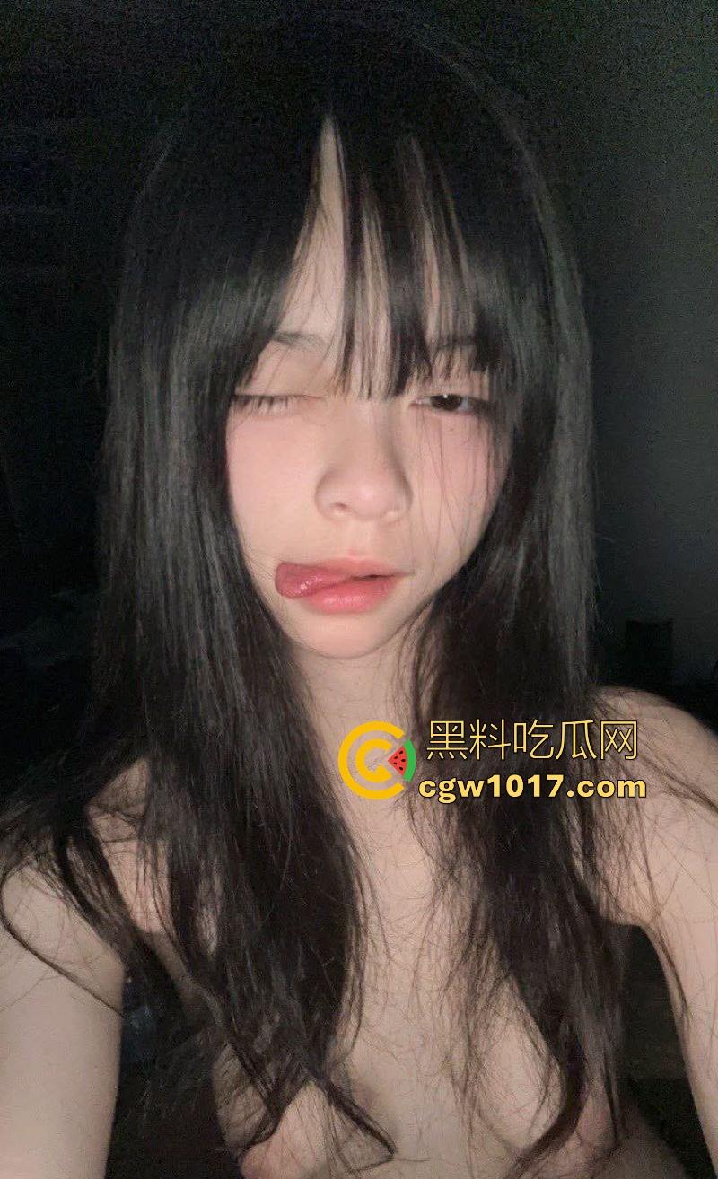 二次元妹妹的诱惑自慰，娇小身材C杯巨乳，软萌反差婊，露奶洗澡淫荡扭臀，粉嫩乳头被不停揉捏，这种谁看不硬啊！