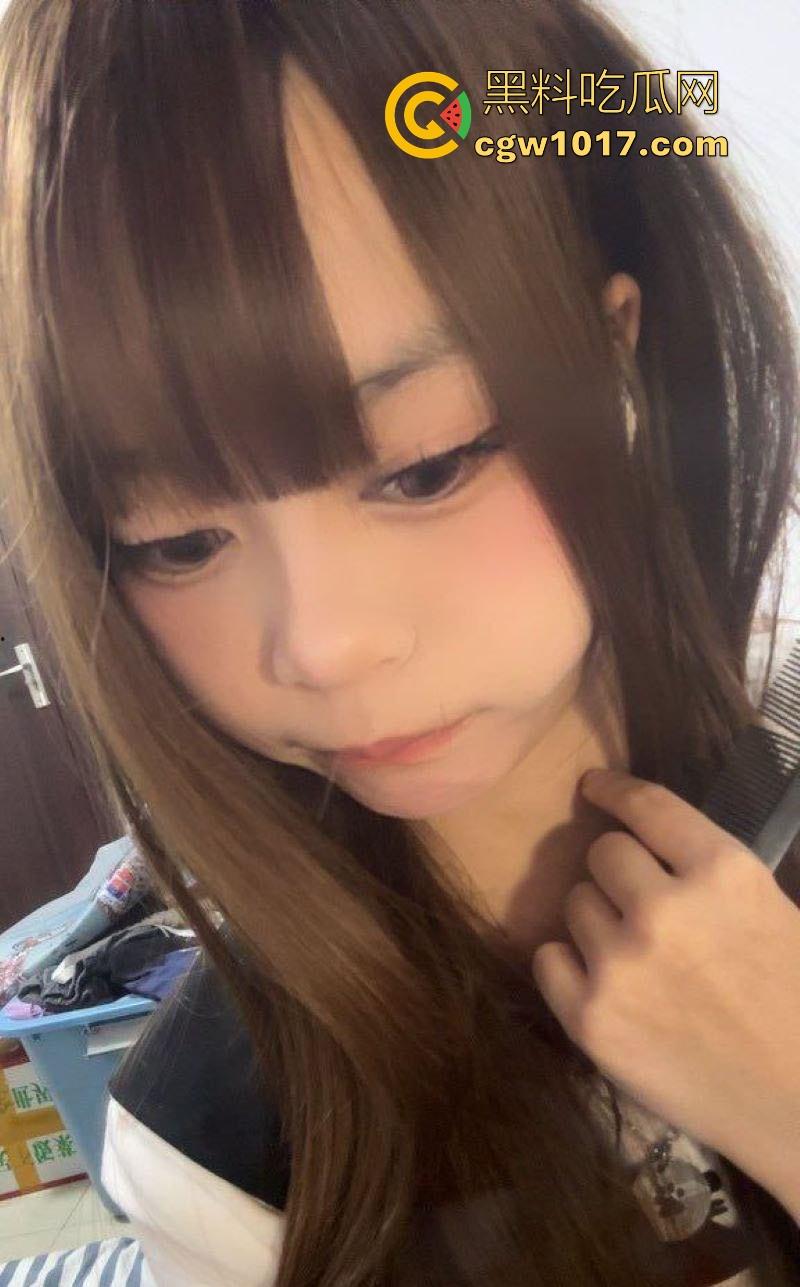 二次元妹妹的诱惑自慰,娇小身材C杯巨乳,软萌反差婊,露奶洗澡淫荡扭臀,粉嫩乳头被不停揉捏,这种谁看不硬啊!