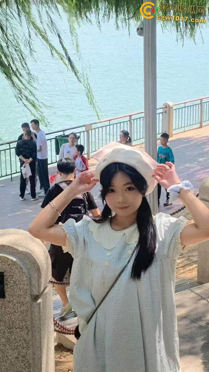 约炮大神【石先生】，约炮极品JK小萝莉，跪地口交被按头深喉，粉裙掀起美腿大开狂操，娇滴滴的呻吟超诱人！