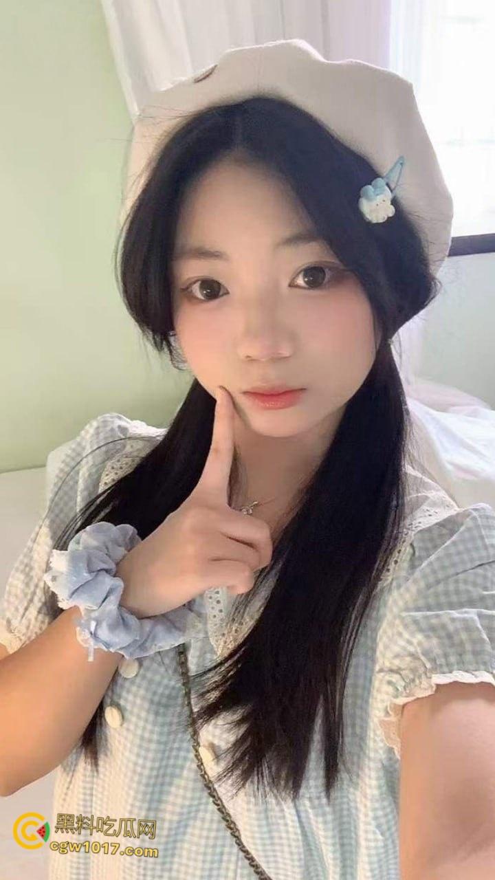 约炮大神【石先生】，约炮极品JK小萝莉，跪地口交被按头深喉，粉裙掀起美腿大开狂操，娇滴滴的呻吟超诱人！