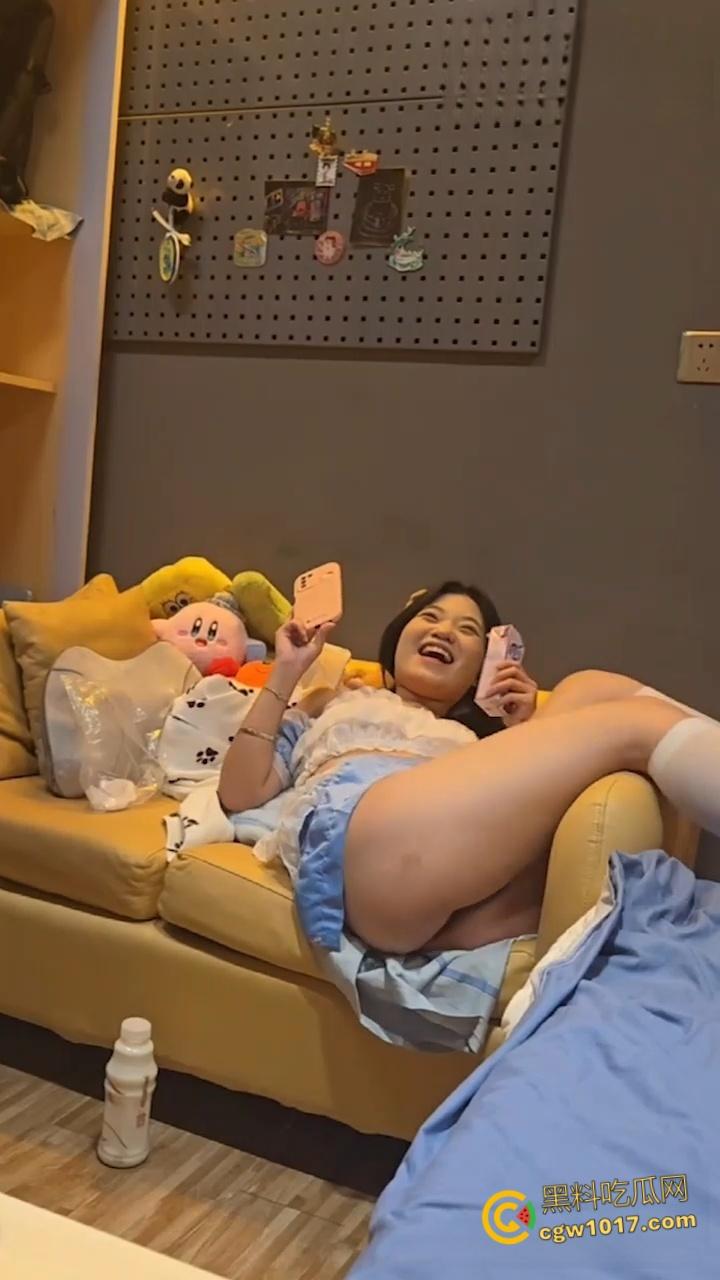 约炮大神【石先生】，约炮极品JK小萝莉，跪地口交被按头深喉，粉裙掀起美腿大开狂操，娇滴滴的呻吟超诱人！