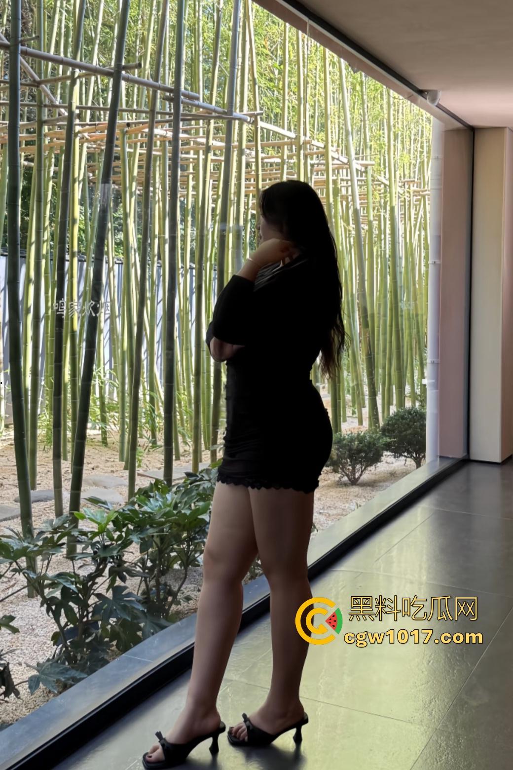 反差婊日常直播大奶下垂到膝盖,站起秀身高一米七,酸奶浇鸡巴口交惹得一身黏腻,还没开始观众就想射了!