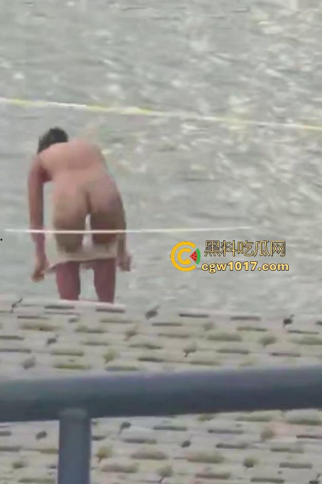 江边惊现白臀美女裸泳！脱衣屁股白到发光一堆人围观，老哥手机放大狂拍奶头隐约可见，我想知道这什么牌子的手机！