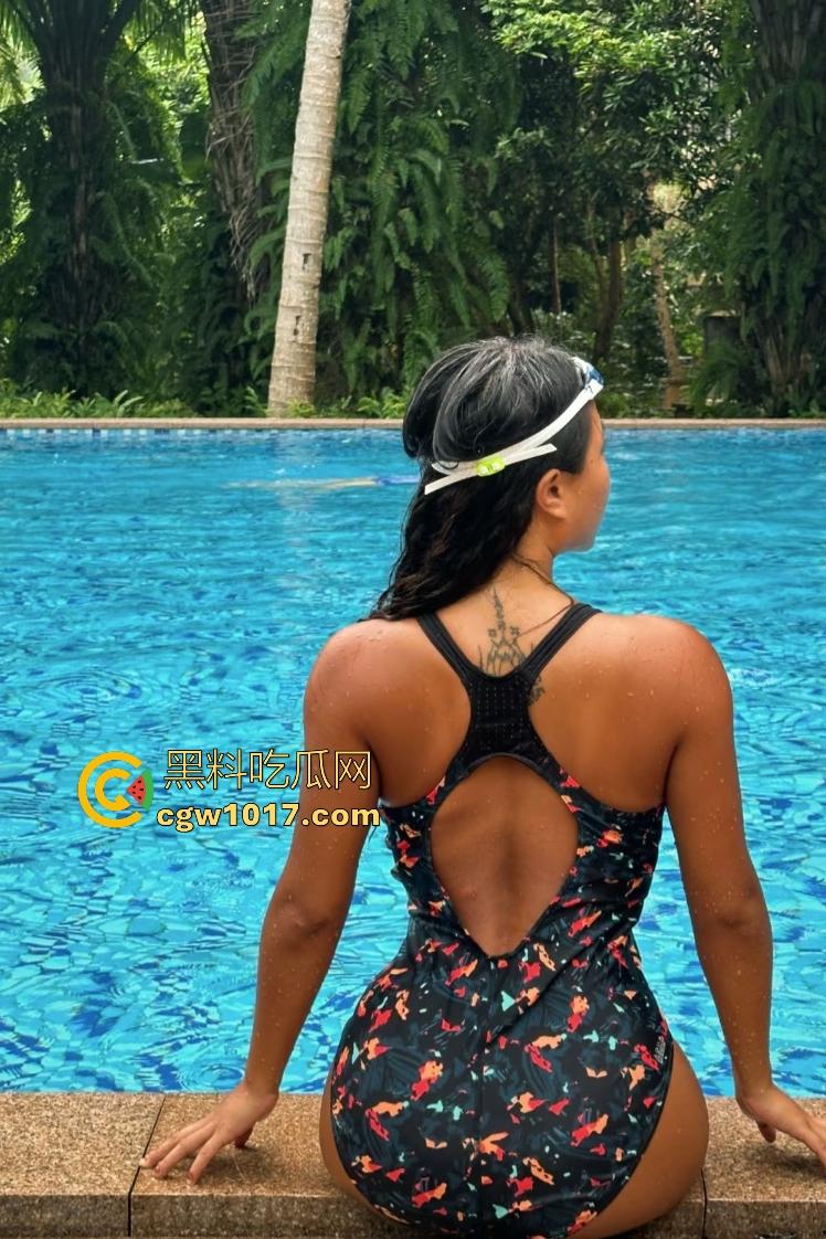 江边惊现白臀美女裸泳！脱衣屁股白到发光一堆人围观，老哥手机放大狂拍奶头隐约可见，我想知道这什么牌子的手机！