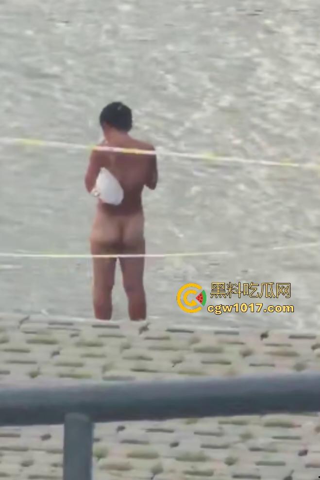 江边惊现白臀美女裸泳！脱衣屁股白到发光一堆人围观，老哥手机放大狂拍奶头隐约可见，我想知道这什么牌子的手机！