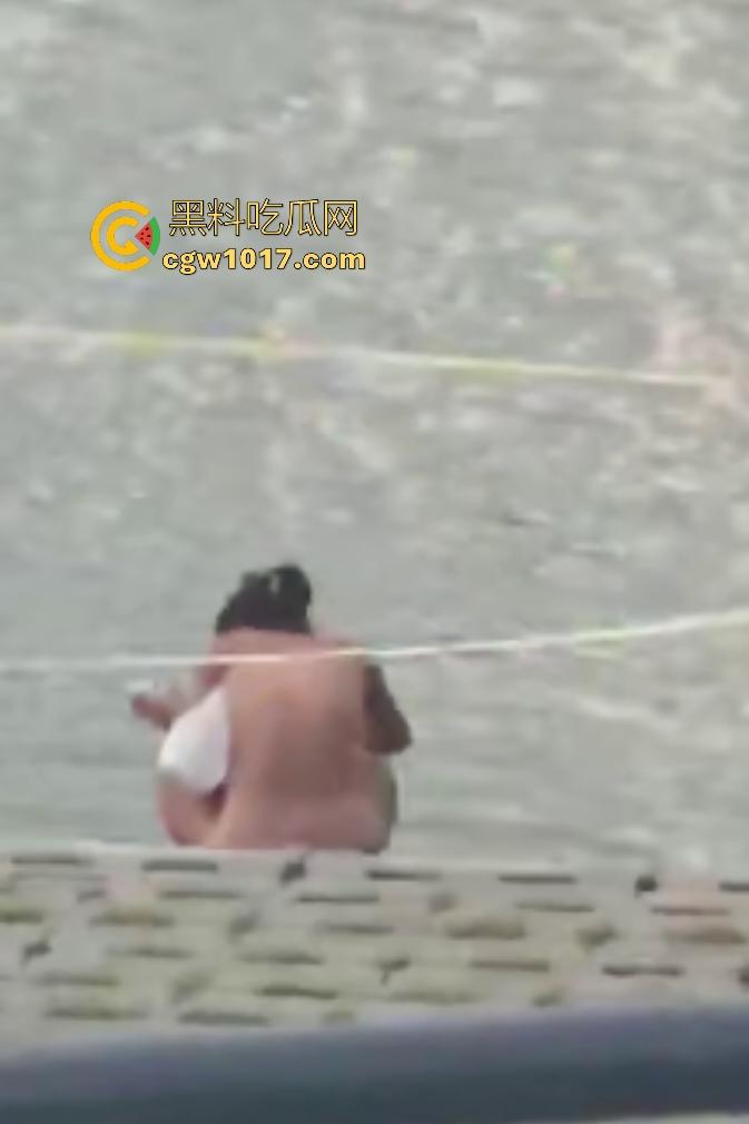 江边惊现白臀美女裸泳！脱衣屁股白到发光一堆人围观，老哥手机放大狂拍奶头隐约可见，我想知道这什么牌子的手机！