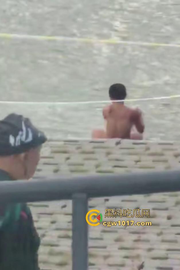 江边惊现白臀美女裸泳！脱衣屁股白到发光一堆人围观，老哥手机放大狂拍奶头隐约可见，我想知道这什么牌子的手机！