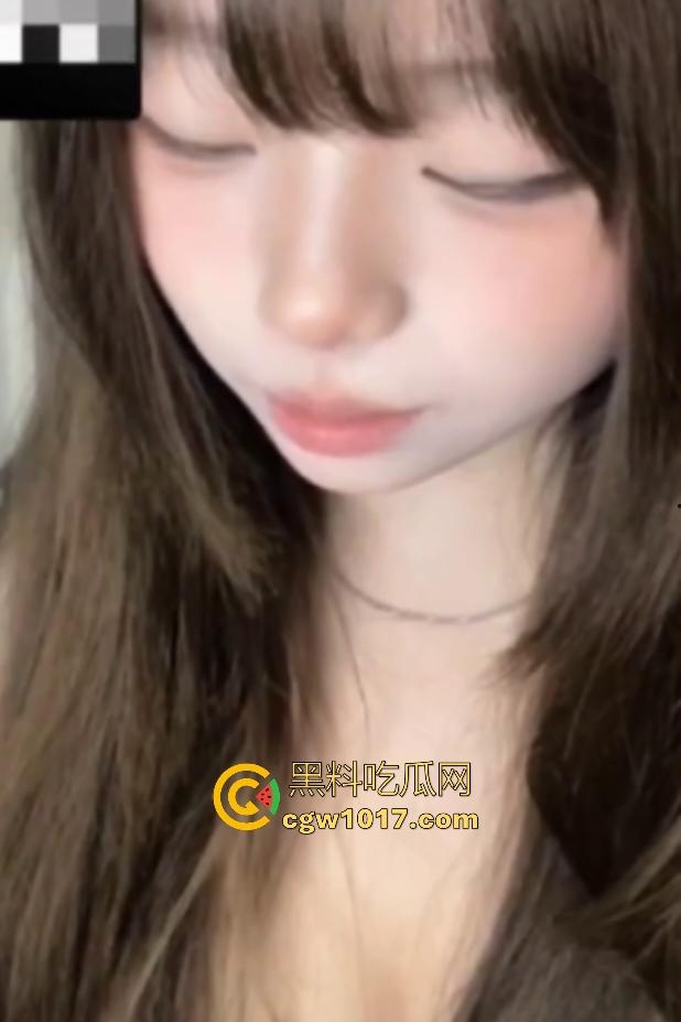 超可爱学生妹表情控制盯射，和金主视频露奶摸逼全程自言自语“看到喜欢的男孩子就浮想联翩”！