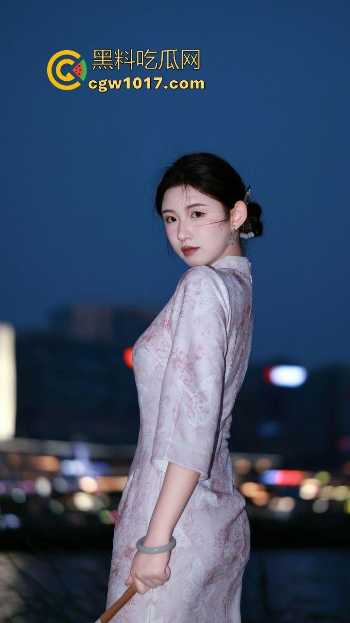 绿帽奴为刚做完爱的老婆清理小穴,用舌头360度无死角舔干净跟单男的爱液,堪比小米扫地机器人,这你受得了嘛!