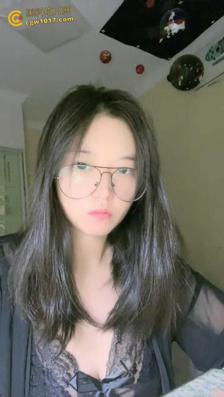 南京林业大学校花【何雯婷】,考研二战独居饥渴难耐,性感内裤塞个小玩具后继续学习,纯纯的清纯反差婊!