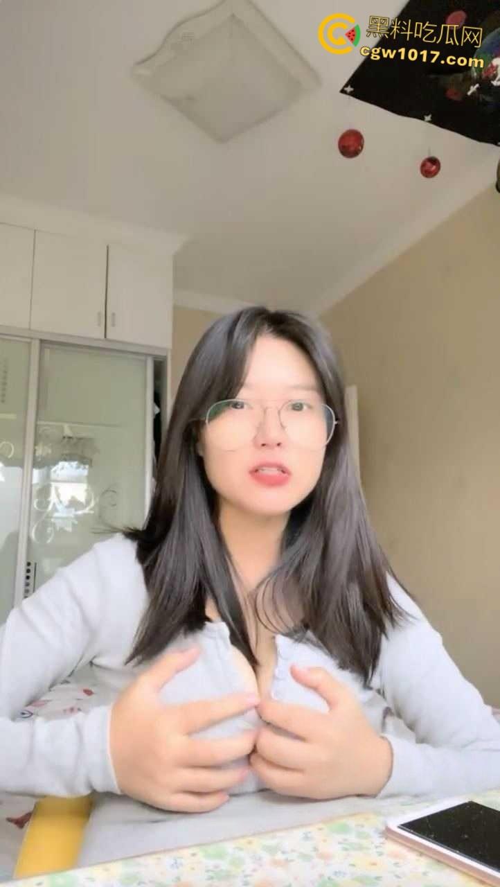 南京林业大学校花【何雯婷】,考研二战独居饥渴难耐,性感内裤塞个小玩具后继续学习,纯纯的清纯反差婊!