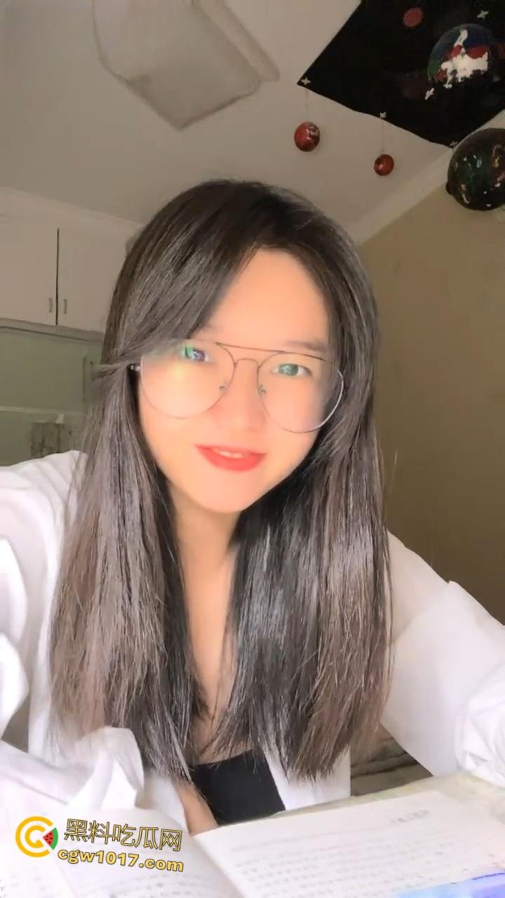 南京林业大学校花【何雯婷】,考研二战独居饥渴难耐,性感内裤塞个小玩具后继续学习,纯纯的清纯反差婊!