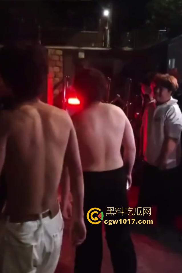 广西桂林谢霆锋1打4个C罗,只为争夺女友,谢霆锋没穿衣服被几个C罗当足球踢,真男人就要敢于单挑!