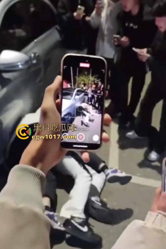 广西桂林谢霆锋1打4个C罗,只为争夺女友,谢霆锋没穿衣服被几个C罗当足球踢,真男人就要敢于单挑!