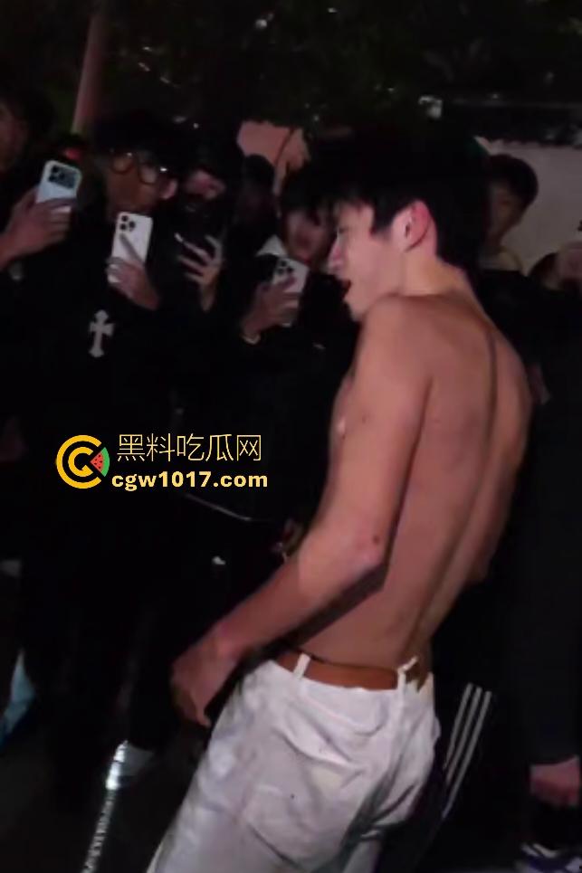 广西桂林谢霆锋1打4个C罗,只为争夺女友,谢霆锋没穿衣服被几个C罗当足球踢,真男人就要敢于单挑!