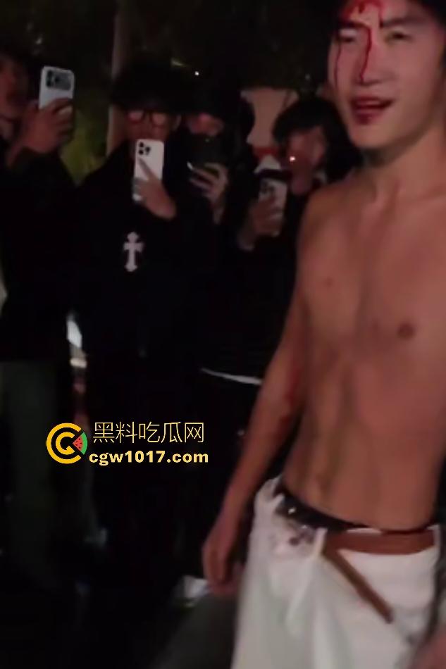 广西桂林谢霆锋1打4个C罗,只为争夺女友,谢霆锋没穿衣服被几个C罗当足球踢,真男人就要敢于单挑!