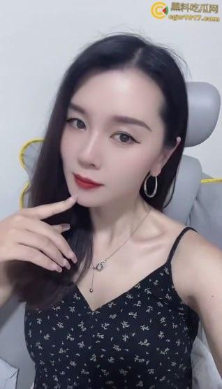快手熟女少妇【恬恬】,私下约会金主视频流出,饥渴母狗开档丝袜疯狂骑乘,主动掰开粉穴任由抽插,叫声属实浪荡!