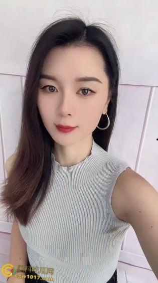 快手熟女少妇【恬恬】,私下约会金主视频流出,饥渴母狗开档丝袜疯狂骑乘,主动掰开粉穴任由抽插,叫声属实浪荡!