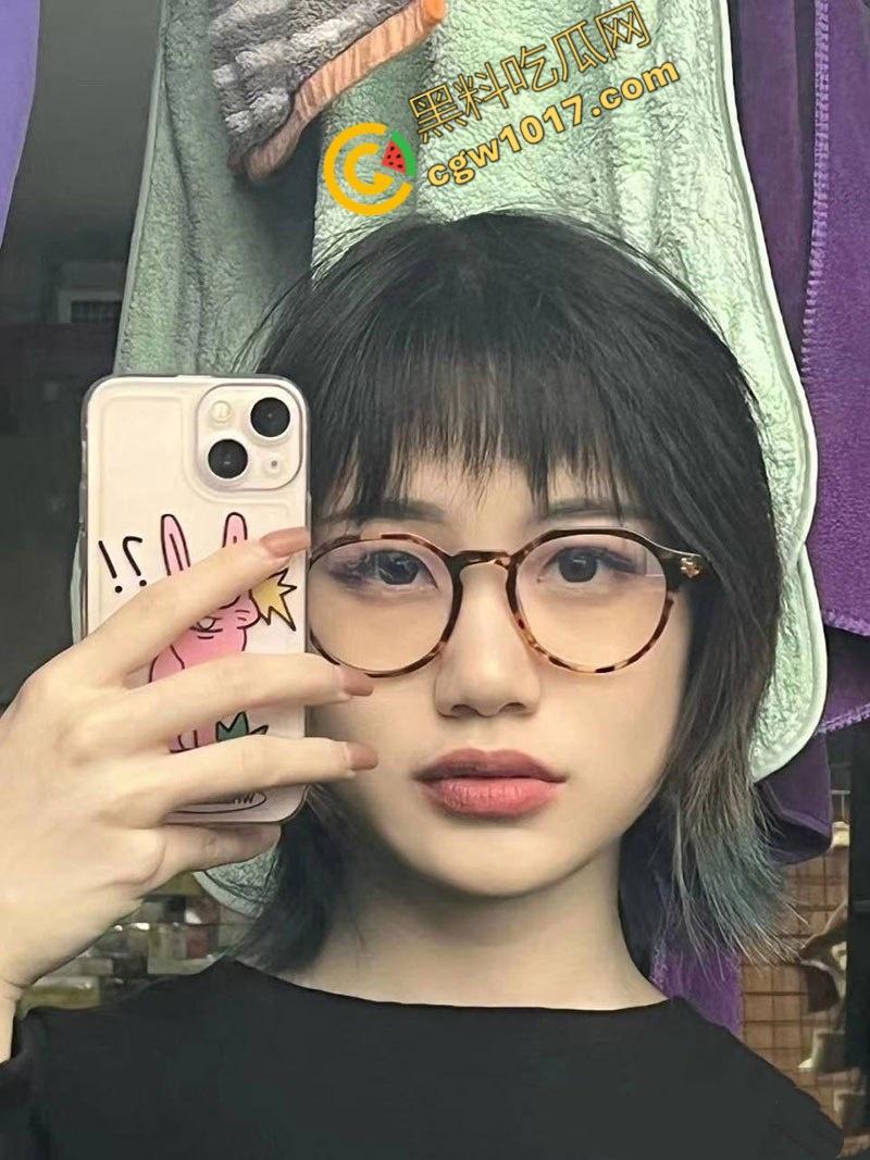 湖北武汉大学女神私生活爆炸!清纯外表下,训练有素的英姿驾驶术,豪华套房内大胆表演,双面生活震惊全校!