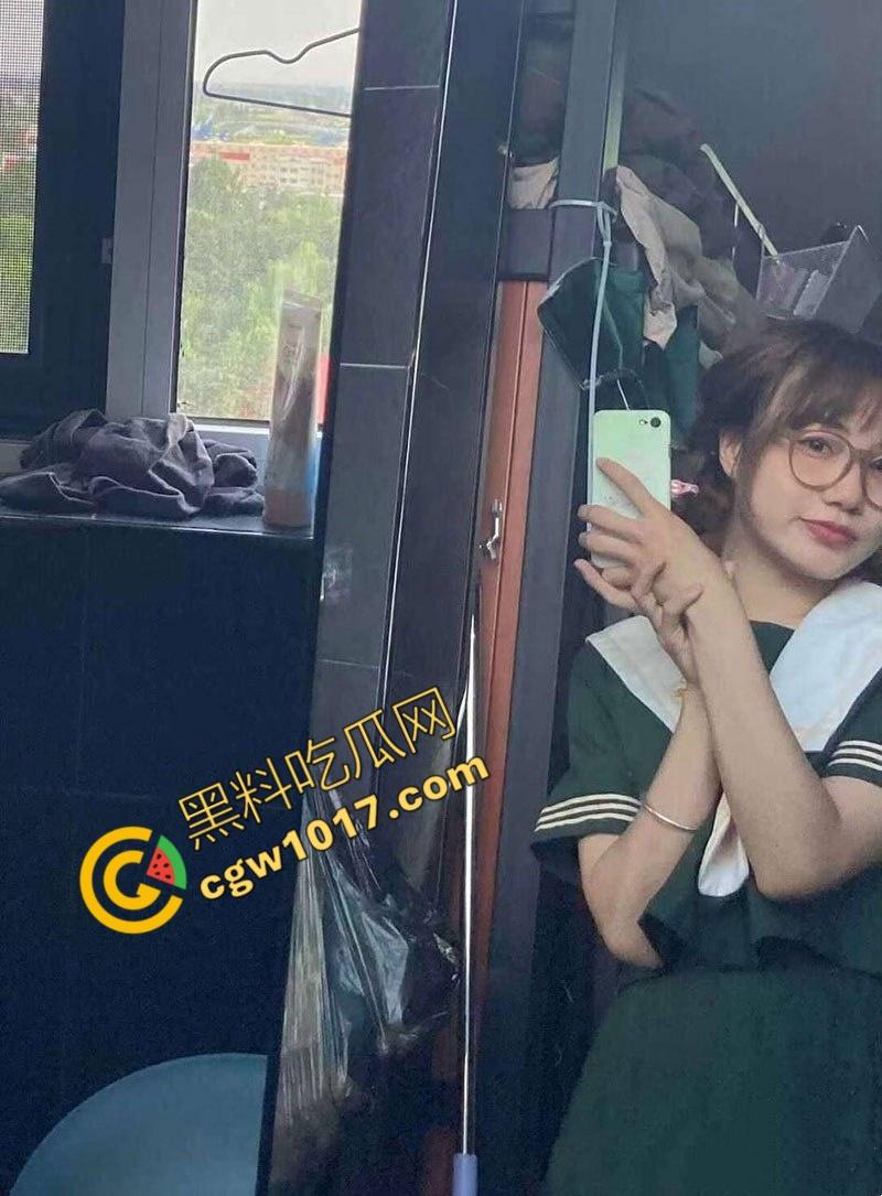 湖北武汉大学女神私生活爆炸!清纯外表下,训练有素的英姿驾驶术,豪华套房内大胆表演,双面生活震惊全校!