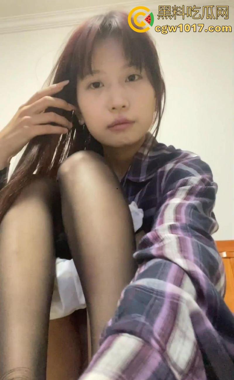 你的甜美女友向你发来视频裸聊!日常软萌撒娇+穿裙子嘟嘴,私下露脸自慰扣穴,粉嫩蜜桃臀扣到喷水!