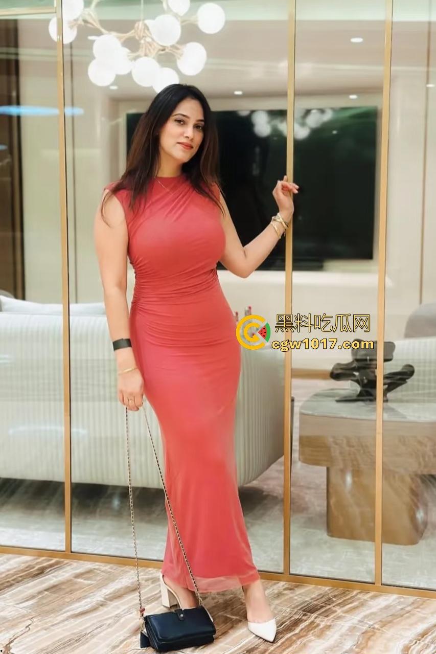 Sia Siberia × Stacy Cruz 双飞光头男,偷吃服务员被抓现行,女友不怒反笑晚上直接拉来3P,一屌二洞三进四出!