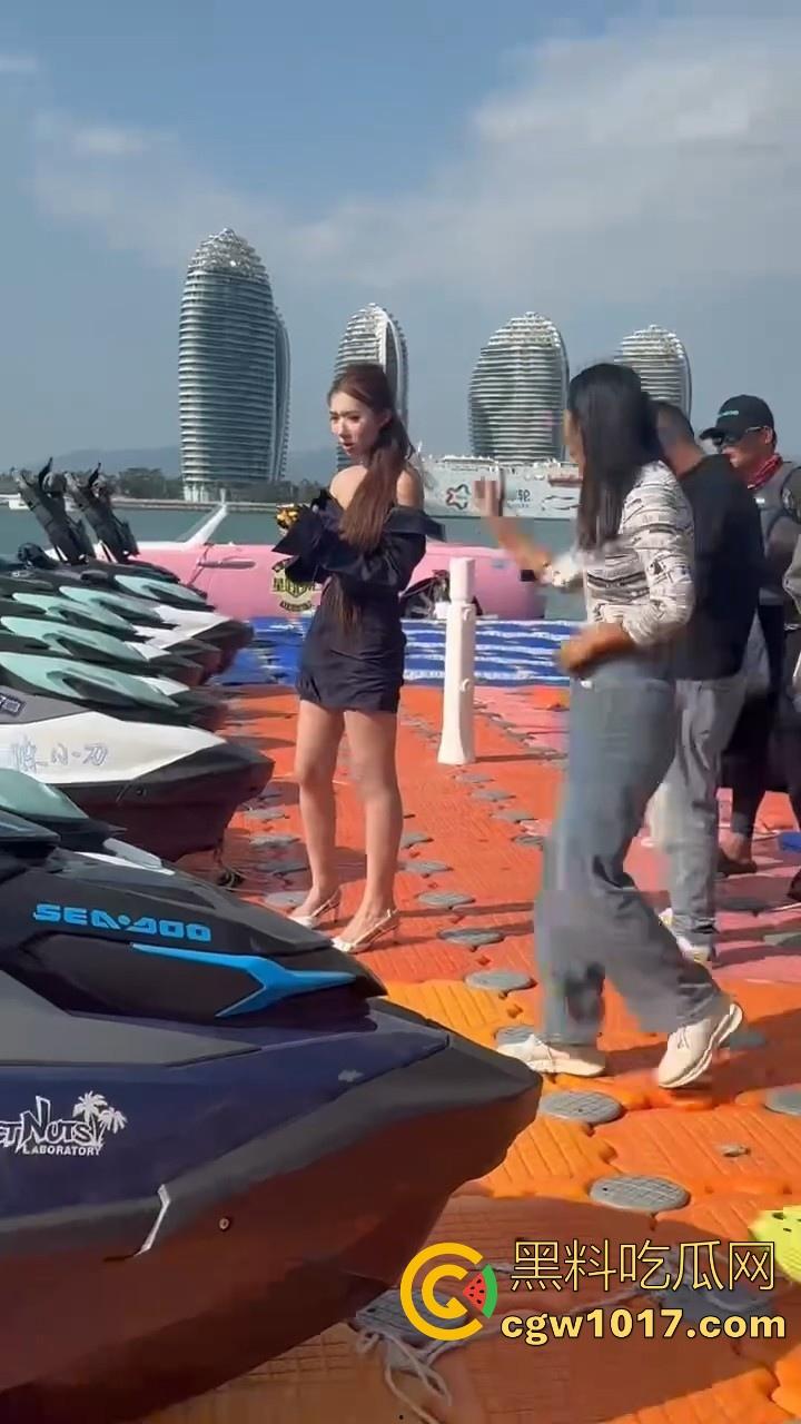 海南三亚钟情会所海边两大极品女现场撕逼,谁也不服谁直接开干,扯头发抓胸打起来丝毫不输男的,拦都拦不开!