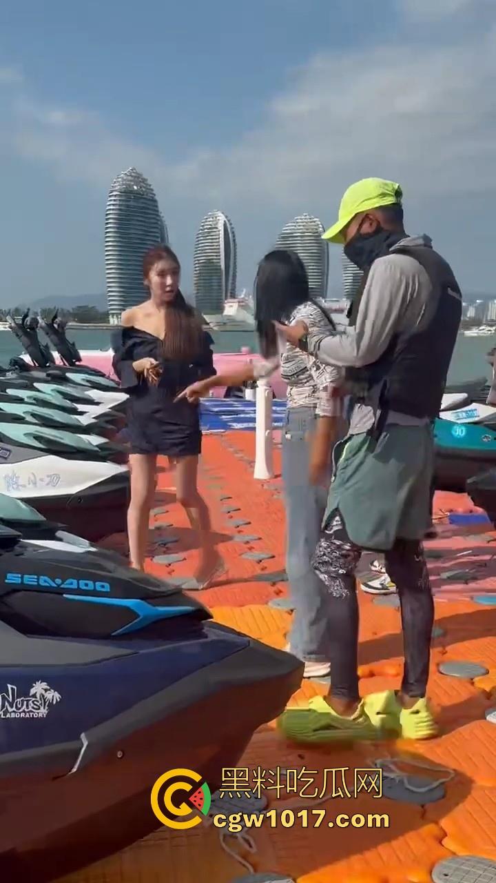 海南三亚钟情会所海边两大极品女现场撕逼,谁也不服谁直接开干,扯头发抓胸打起来丝毫不输男的,拦都拦不开!