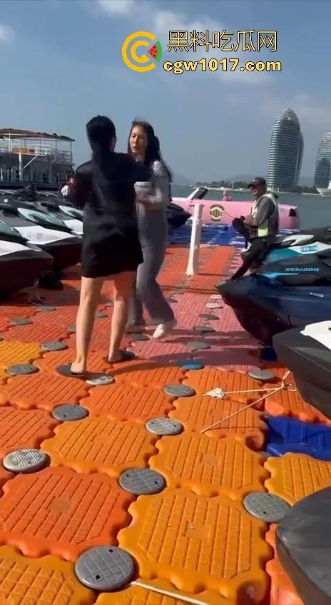 海南三亚钟情会所海边两大极品女现场撕逼,谁也不服谁直接开干,扯头发抓胸打起来丝毫不输男的,拦都拦不开!