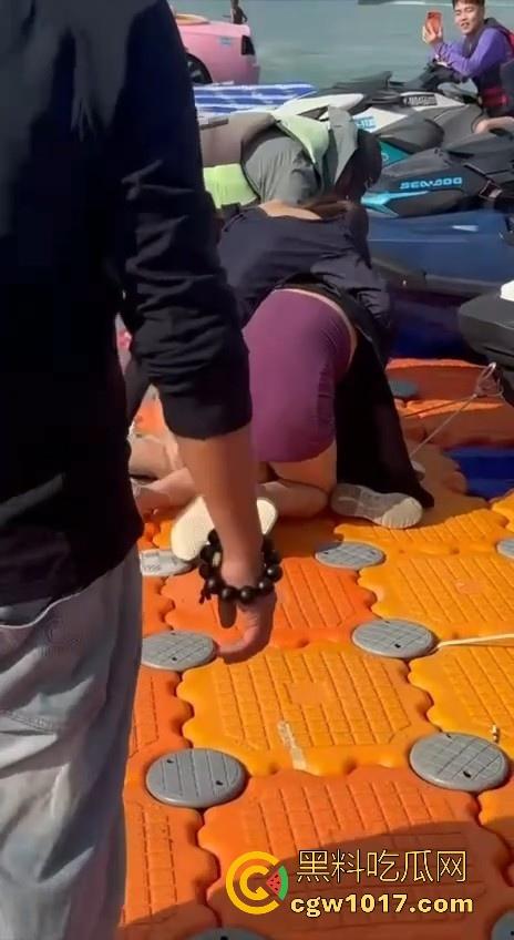 海南三亚钟情会所海边两大极品女现场撕逼,谁也不服谁直接开干,扯头发抓胸打起来丝毫不输男的,拦都拦不开!