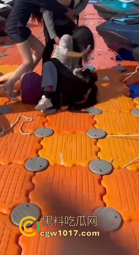 海南三亚钟情会所海边两大极品女现场撕逼,谁也不服谁直接开干,扯头发抓胸打起来丝毫不输男的,拦都拦不开!