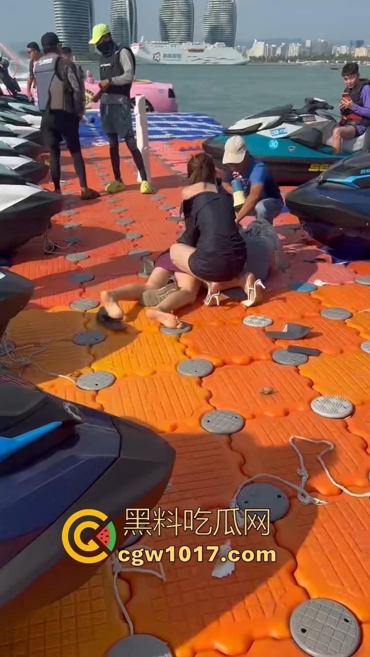 海南三亚钟情会所海边两大极品女现场撕逼,谁也不服谁直接开干,扯头发抓胸打起来丝毫不输男的,拦都拦不开!